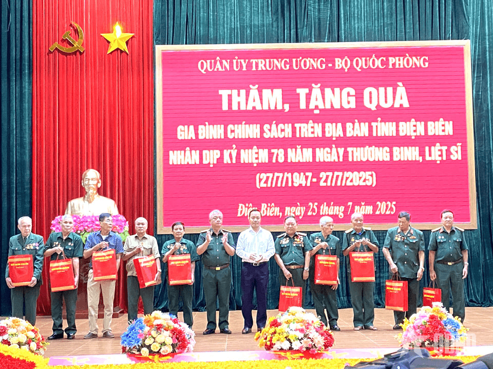 Đoàn công tác Quân ủy Trung ương, Bộ Quốc phòng tri ân các anh hùng liệt sĩ tại Điện Biên