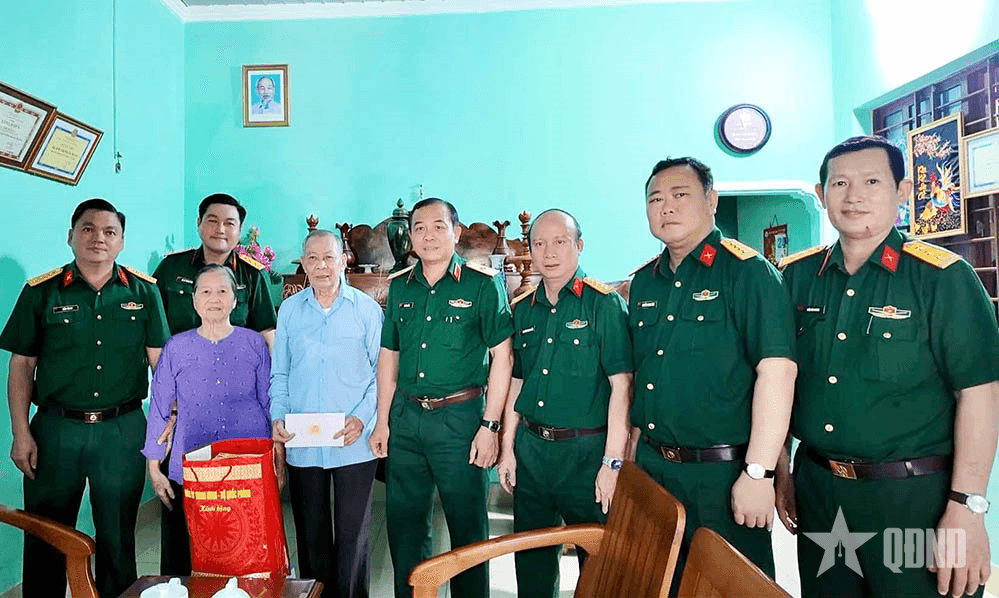 Bộ tư lệnh TP Hồ Chí Minh tặng quà gia đình chính sách, người có công tại Côn Đảo