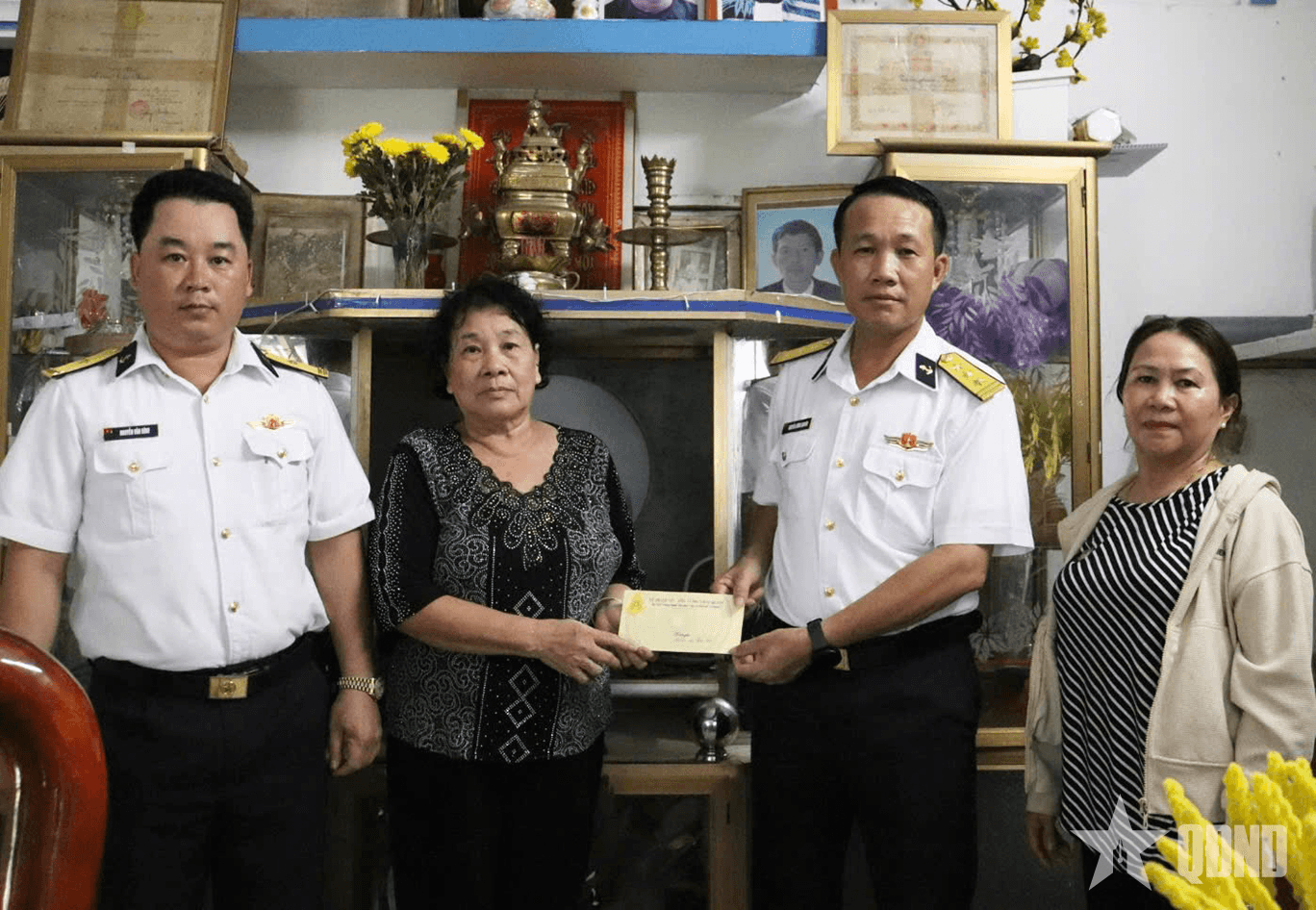 Lữ đoàn 127 thăm hỏi, tặng quà gia đình chính sách và gặp mặt thân nhân thương binh, liệt sĩ