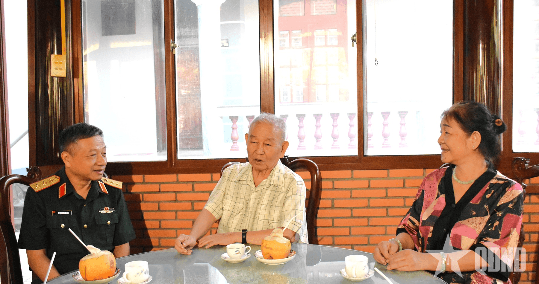 Thượng tướng Lê Quang Minh thăm, tặng quà Đại tướng Lê Văn Dũng