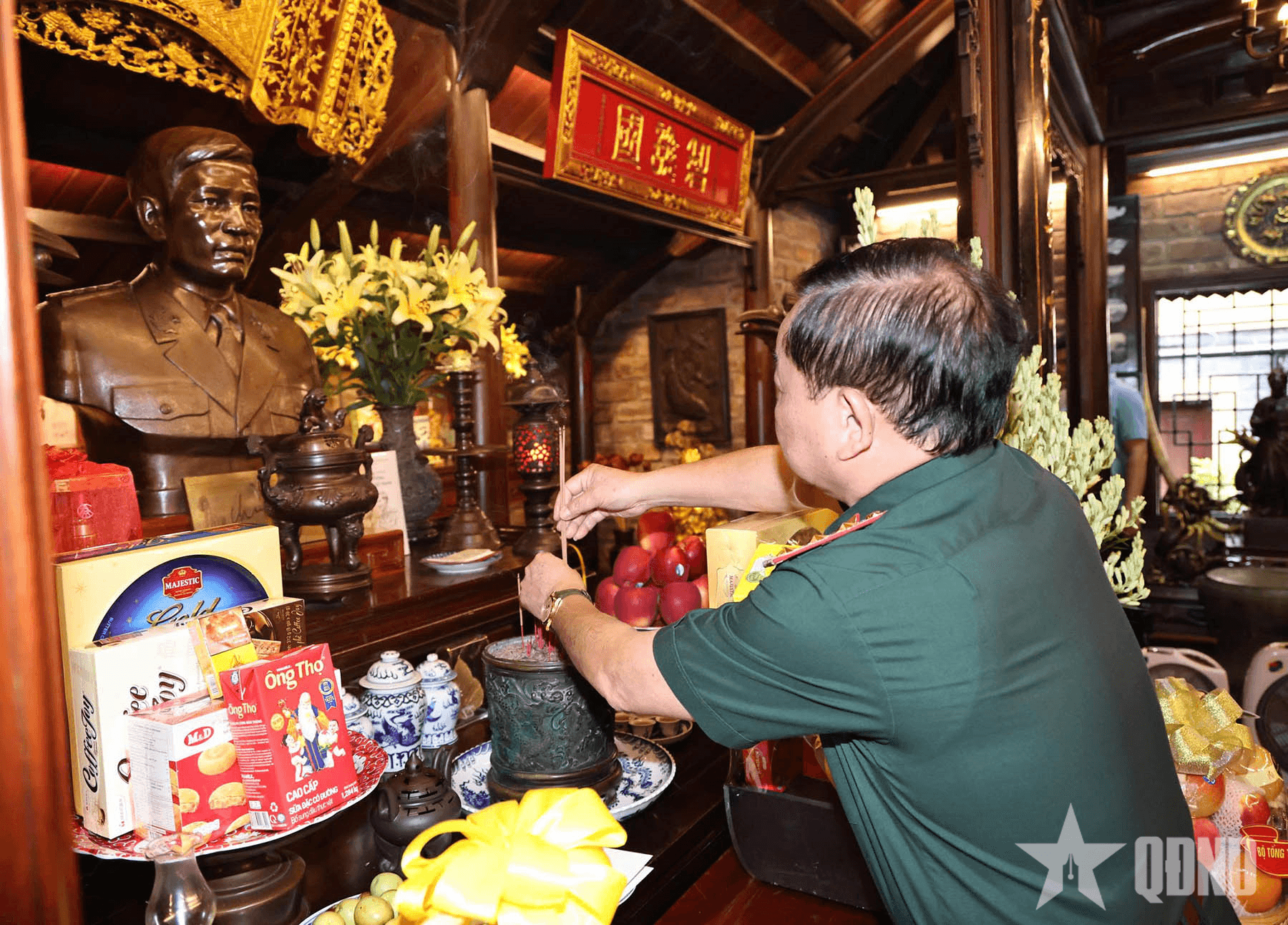 Thượng tướng Hoàng Xuân Chiến dâng hương, tưởng nhớ Đại tướng Nguyễn Chí Thanh và Thượng tướng Nguyễn Chí Vịnh