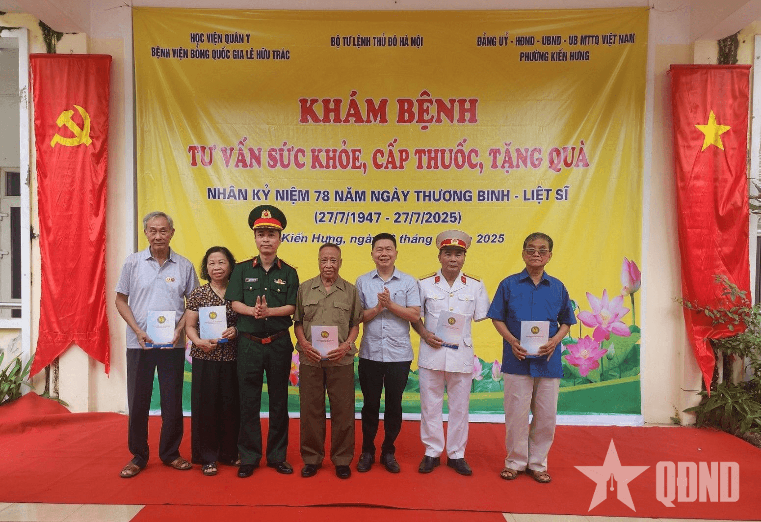 Bệnh viện Bỏng Quốc gia Lê Hữu Trác tổ chức khám, tư vấn sức khỏe và tặng quà đối tượng chính sách tại phường Kiến Hưng