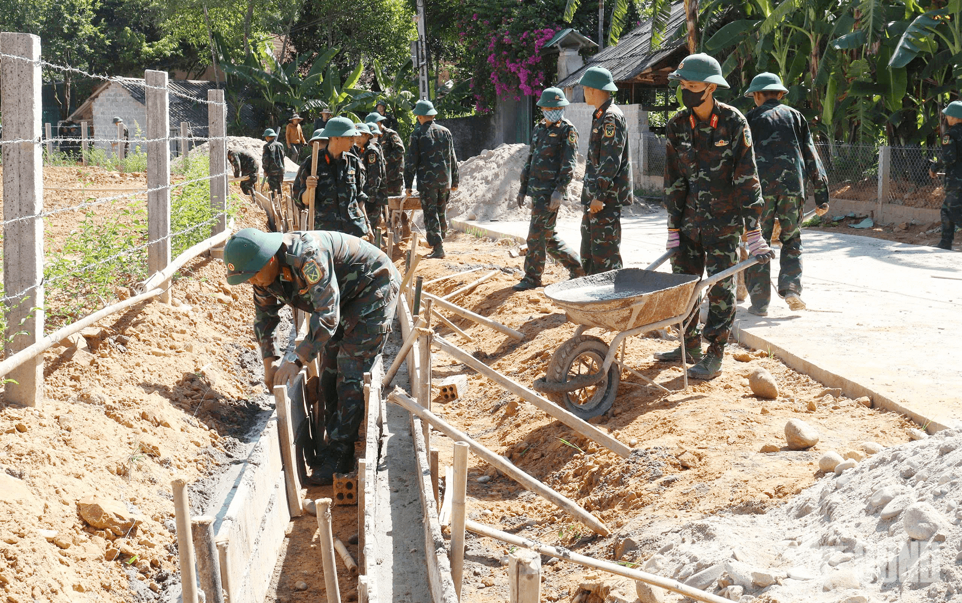 Lữ đoàn Công binh 414, Quân khu 4 thực hiện công tác dân vận tại Hà Tĩnh
