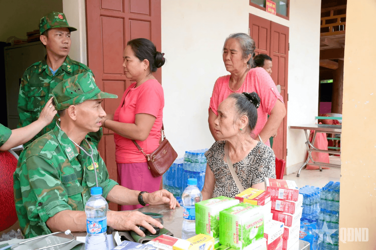 Tổ chức khám bệnh, cấp thuốc cho nhân dân xã Mỹ Lý