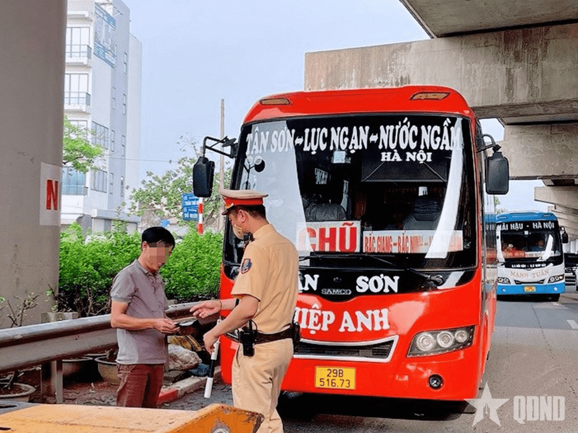 Hà Nội: Nhiều tài xế bị xử lý vì dừng đỗ, đón trả khách không đúng nơi quy định