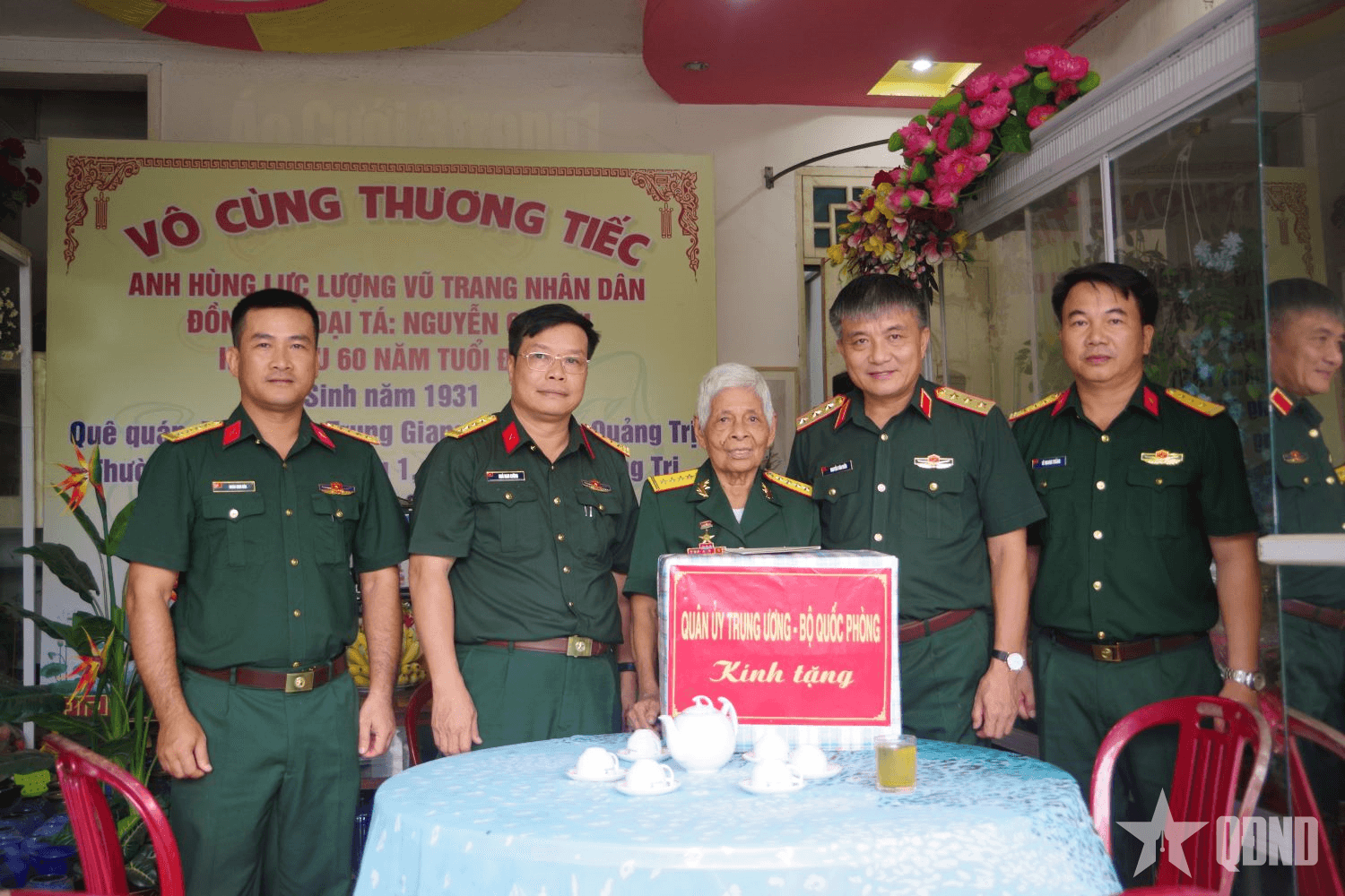 Thượng tướng Nguyễn Văn Hiền thăm, tặng quà các gia đình chính sách tại tỉnh Quảng Trị