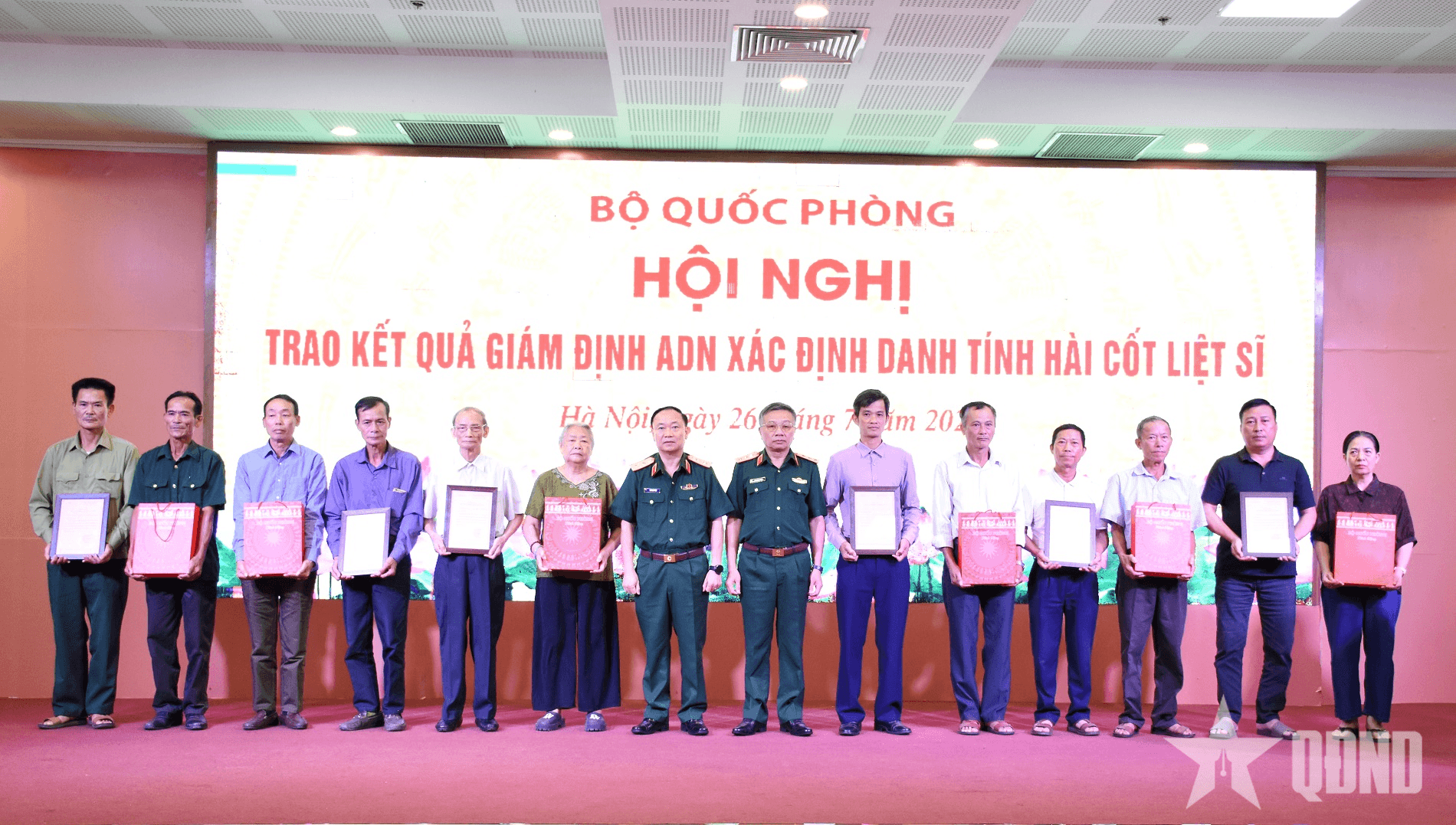 Bộ Quốc phòng trao kết quả giám định ADN xác định danh tính hài cốt liệt sĩ
