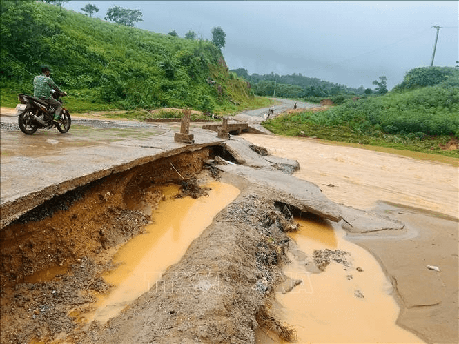 Quảng Trị: Cứu 4 người trong xe ô tô bị nước cuốn trôi