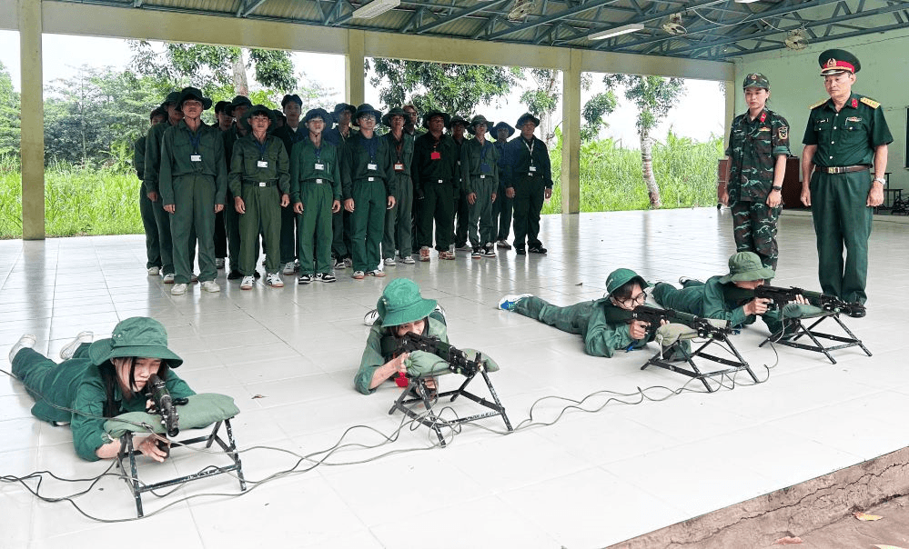 Thay thế nghĩa vụ quân sự bằng môn Giáo dục quốc phòng và an ninh là không phù hợp!