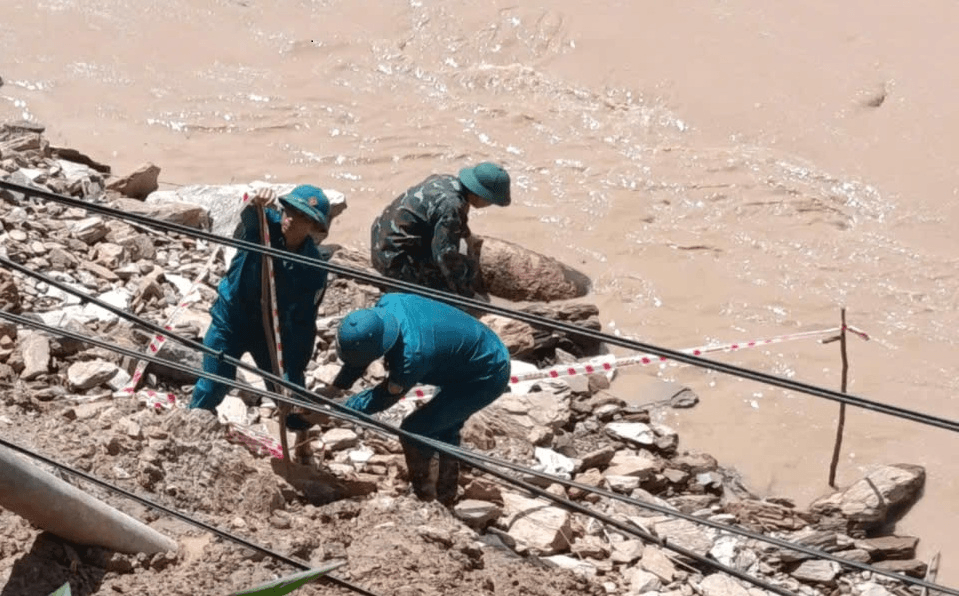 Nghệ An: Sau lũ phát hiện quả bom lộ thiên