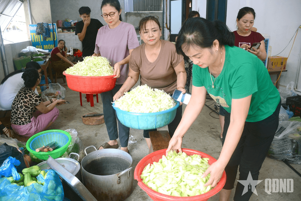 “Yêu và Thương” giữa vùng lũ Con Cuông