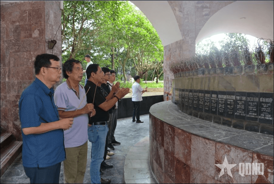Đài tưởng niệm trên công trình Thủy điện Hòa Bình