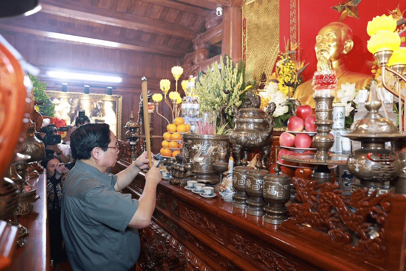 Thủ tướng Phạm Minh Chính dâng hương Chủ tịch Hồ Chí Minh và các Anh hùng liệt sĩ tại Quảng Trị