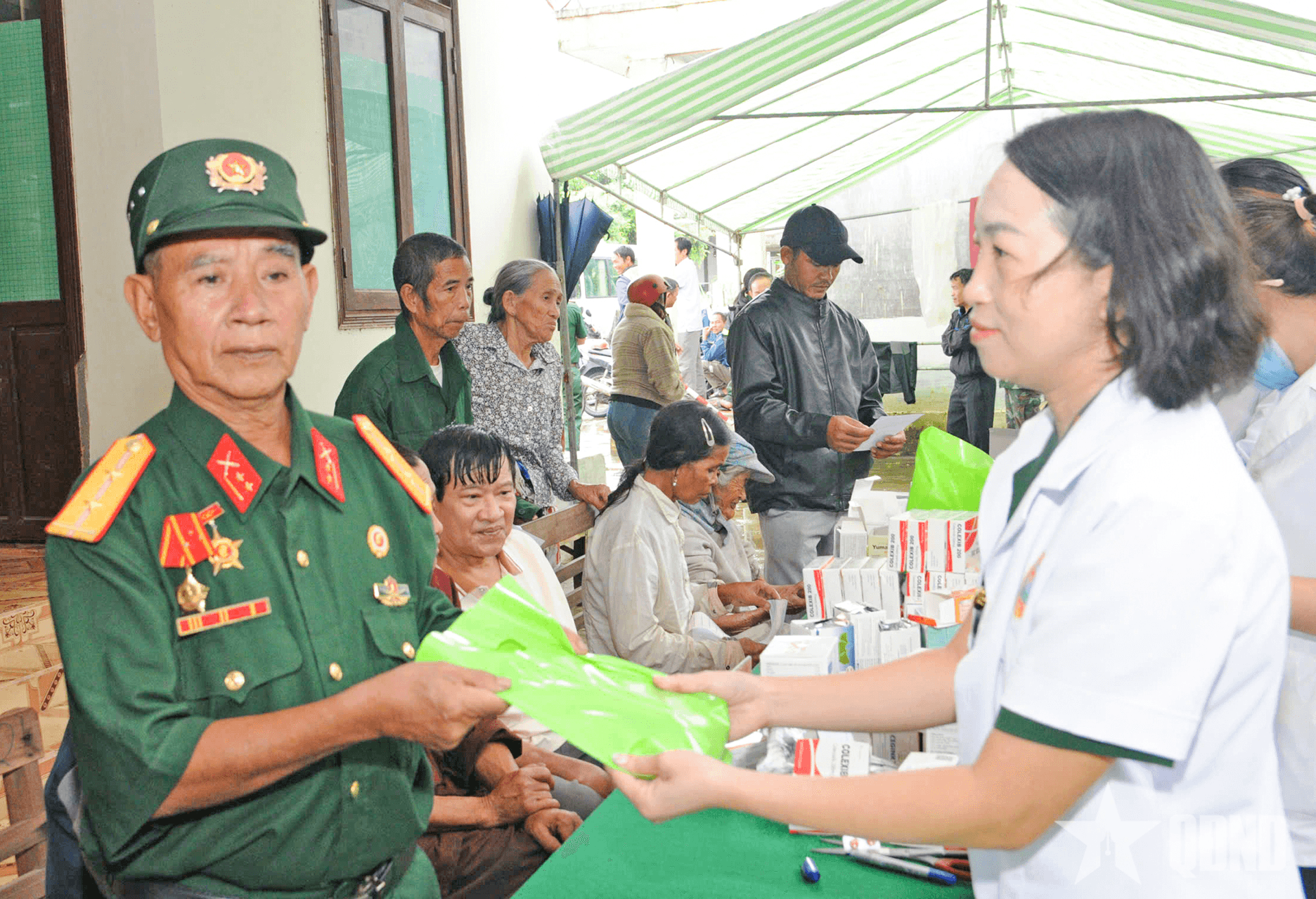 Binh đoàn 15 trao 800 suất quà tặng gia đình chính sách, người có công