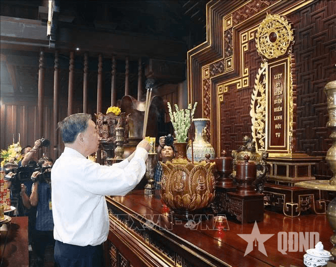 Tổng Bí thư Tô Lâm dâng hương tưởng niệm các Anh hùng liệt sĩ tại Điện Biên