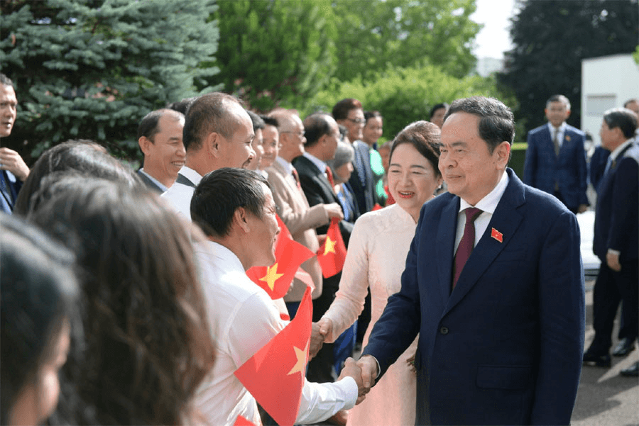 Chủ tịch Quốc hội thăm cơ quan đại diện Việt Nam, gặp gỡ cộng đồng người Việt Nam tại Thụy Sĩ