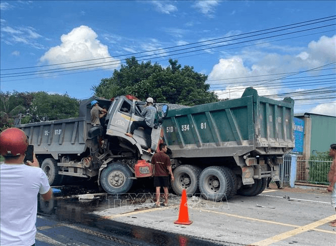 TP Hồ Chí Minh: Hai xe tải va chạm trực diện, một lái xe tử vong