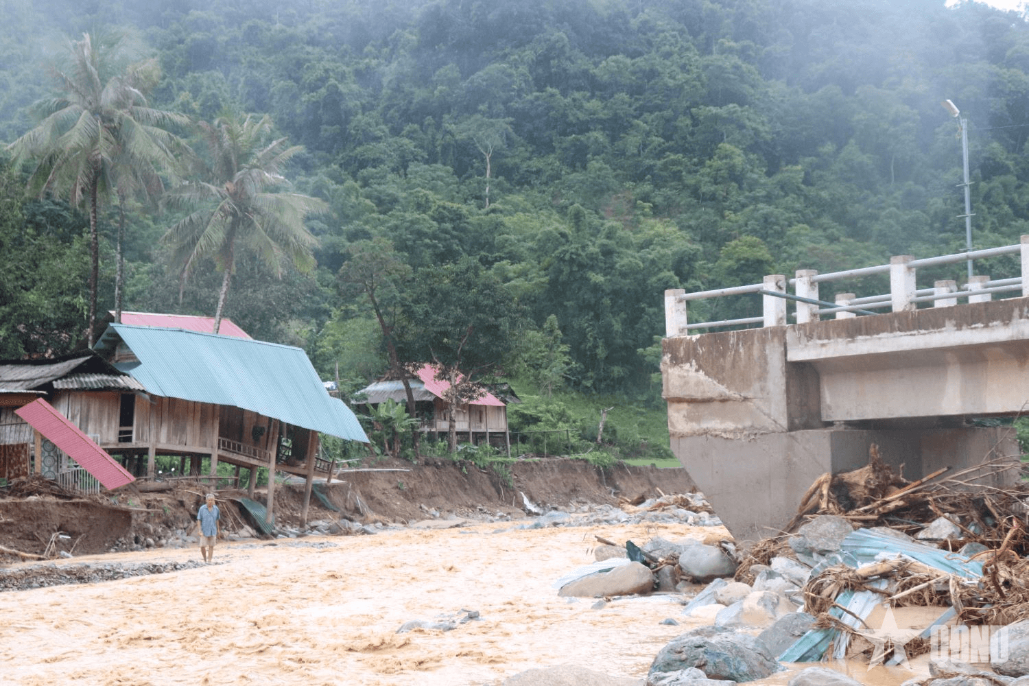 Bản Huồi Tố 2 tan hoang sau lũ