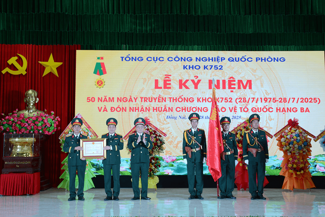 Kho K752 đón nhận Huân chương Bảo vệ Tổ quốc hạng Ba