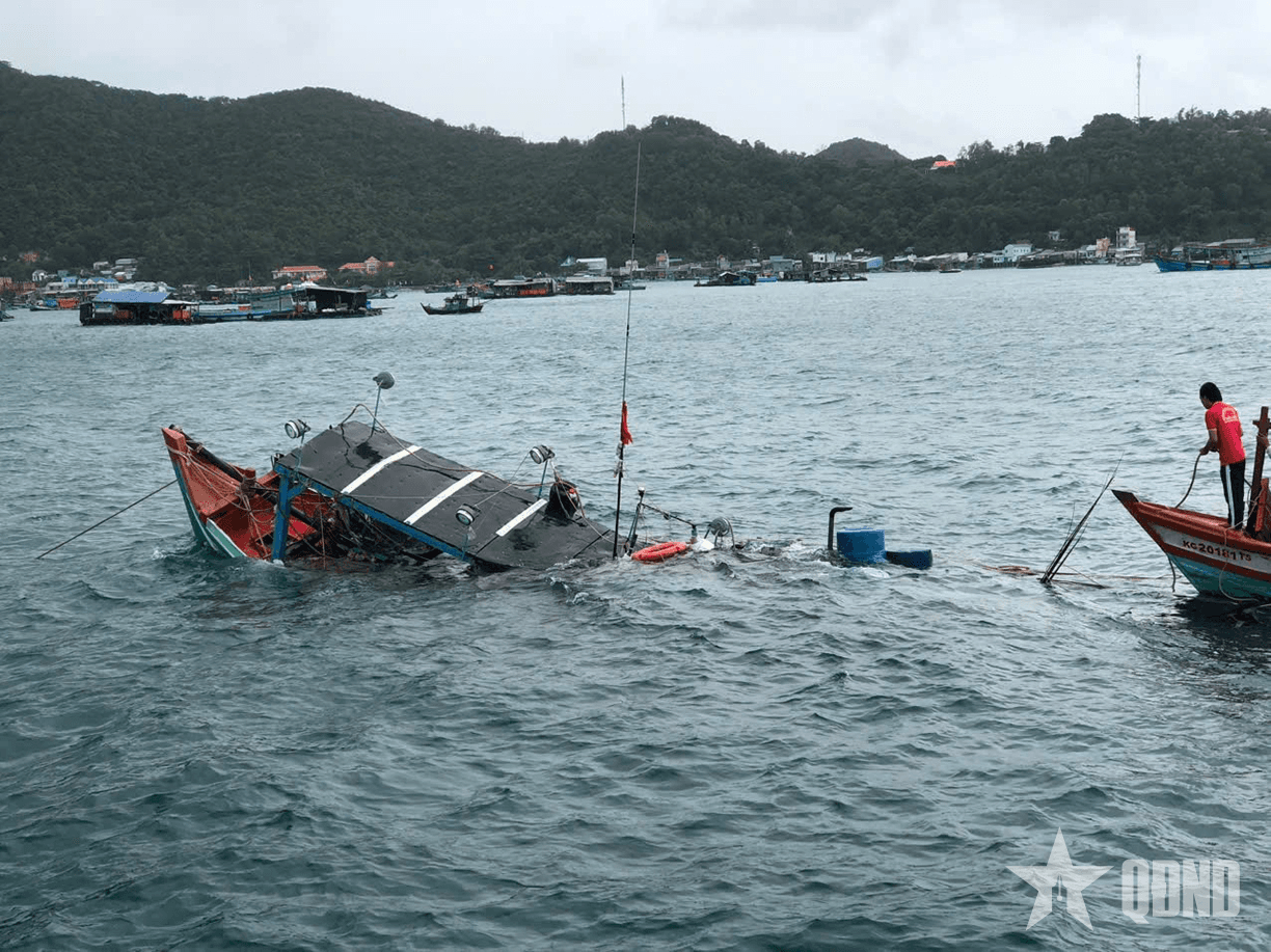 Đồn Biên phòng Nam Du liên tiếp cứu hộ hai phương tiện bị chìm trên vùng biển Đặc khu Kiên Hải