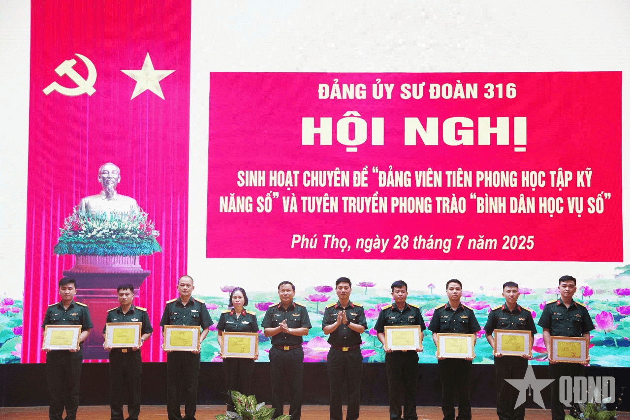 Sư đoàn 316 tổ chức hội nghị sinh hoạt chuyên đề “Đảng viên tiên phong học tập kỹ năng số”