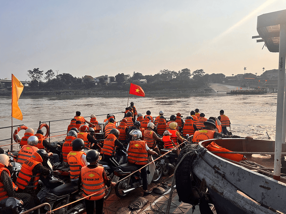 Lữ đoàn 249, Binh chủng Công binh vận hành phà quân sự đưa người dân qua sông