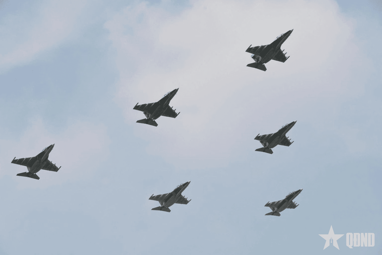 6 máy bay Yak-130 luyện tập đội hình trên bầu trời Bắc Ninh