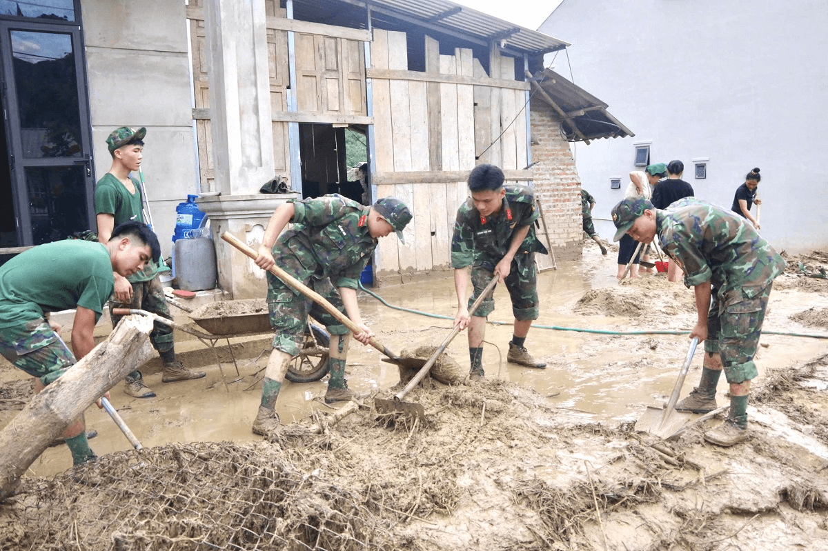 Bộ đội Sơn La giúp xã Chiềng Sơ khắc phục hậu quả lũ quét