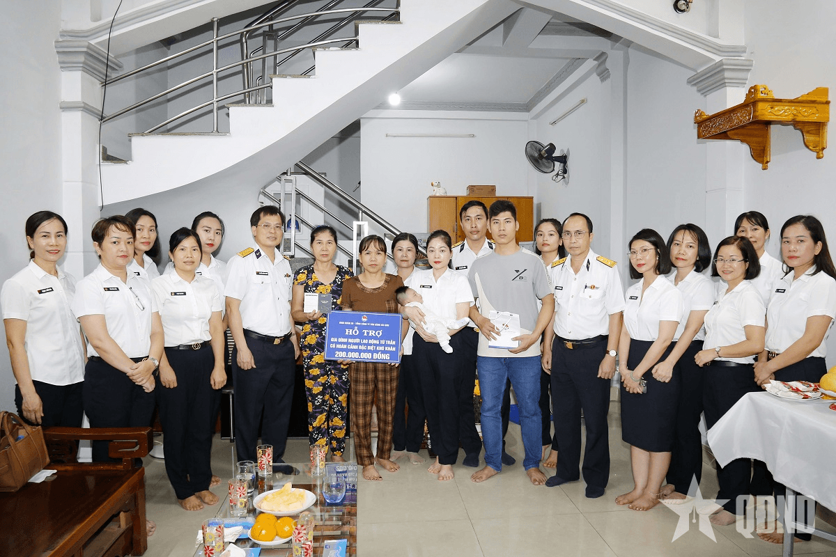 Binh đoàn 20 hỗ trợ gia đình người lao động không may qua đời