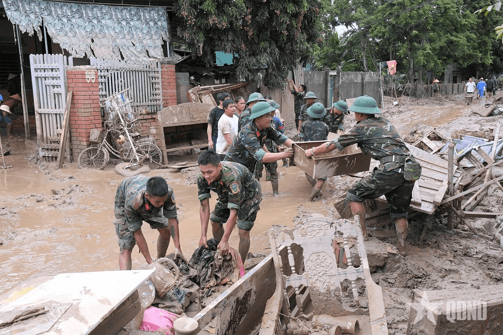 Mang yêu thương đến với vùng lũ Tương Dương

​