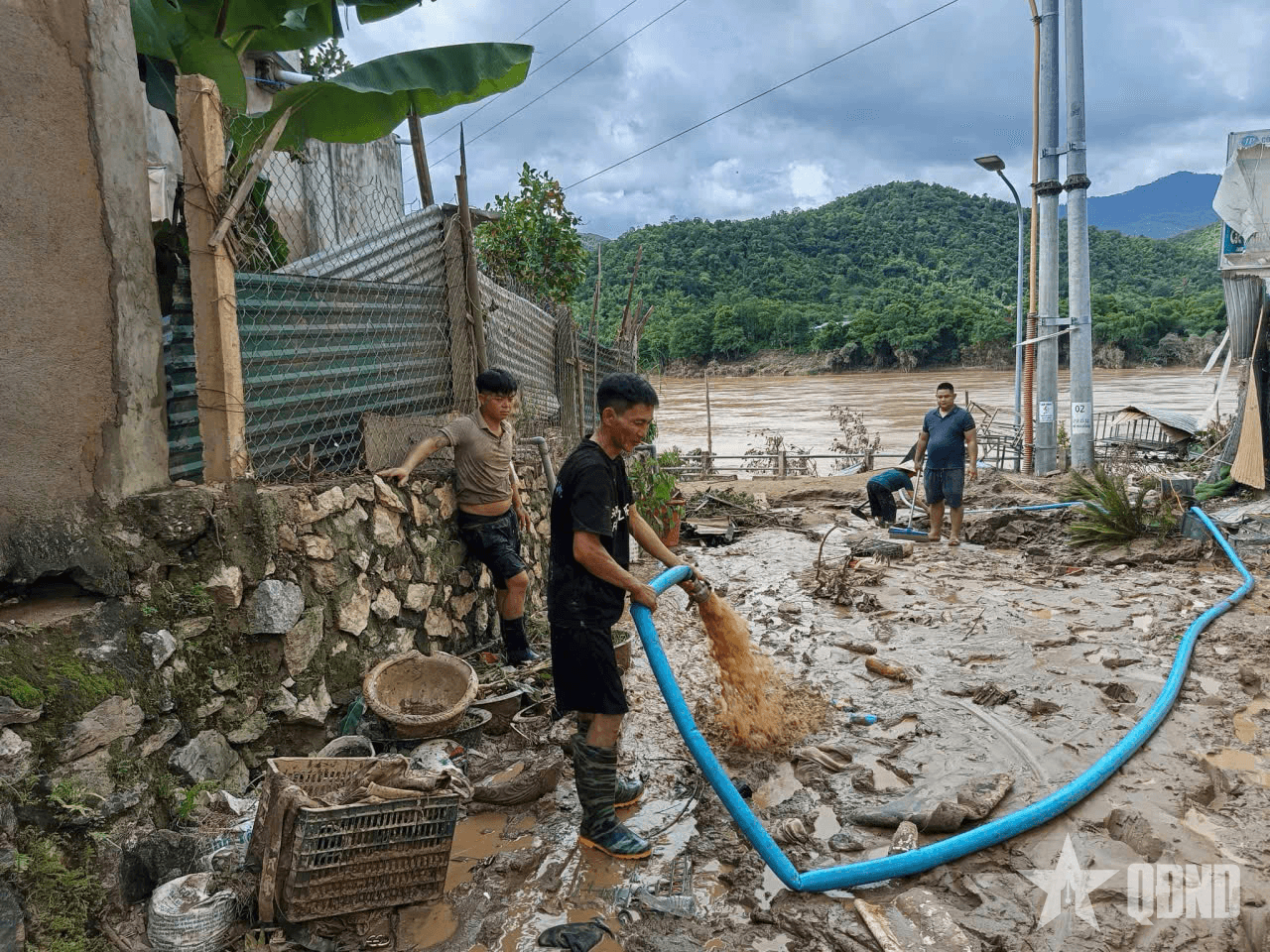 Nghệ An: Người dân miền xuôi kéo máy lên giúp vùng lũ