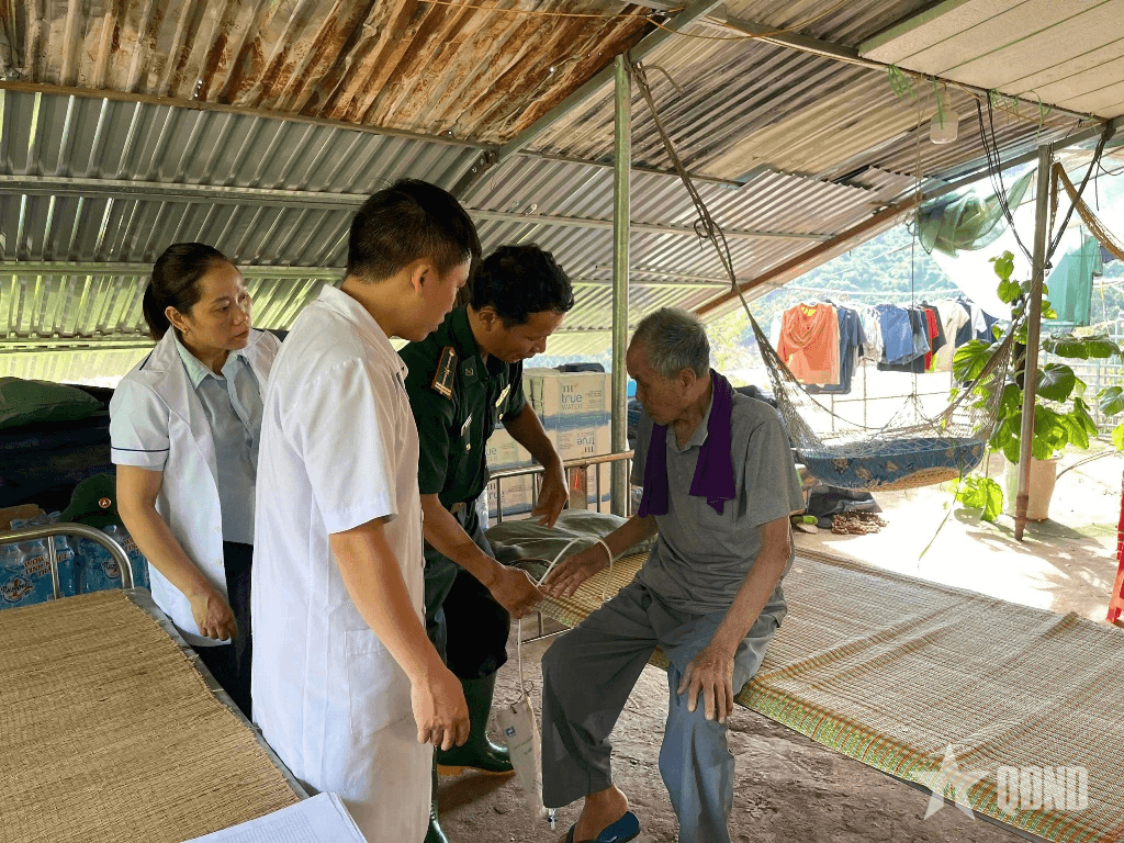 Thành lập Trạm y tế dã chiến ở vùng lũ Nghệ An