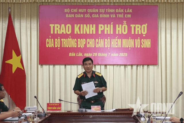 Đắk Lắk trao kinh phí của Bộ Quốc phòng hỗ trợ các gia đình quân nhân hiếm muộn