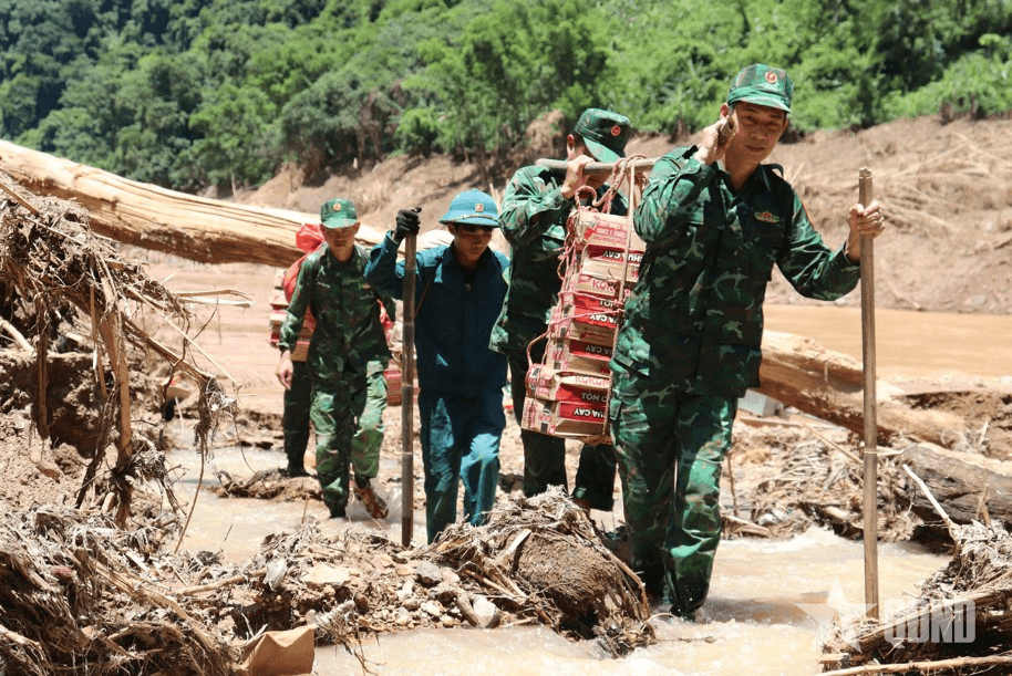 Huy động tổng lực giúp dân vùng lũ