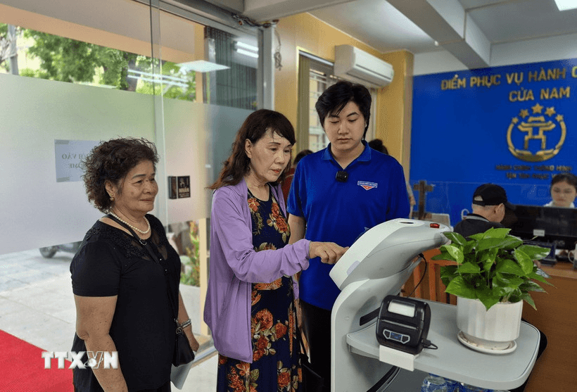 Từ 1-8, người dân Hà Nội trải nghiệm robot và nhiều tiện ích miễn phí khi làm thủ tục hành chính