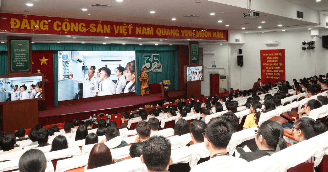 Bác sĩ trẻ “chia lửa” cùng y tế cơ sở