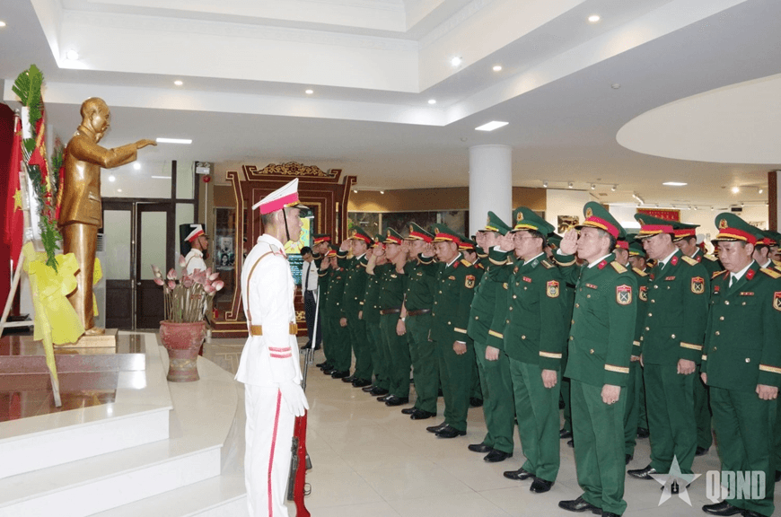 Đoàn công tác Bộ Quốc phòng dâng hương tưởng nhớ Chủ tịch Hồ Chí Minh
