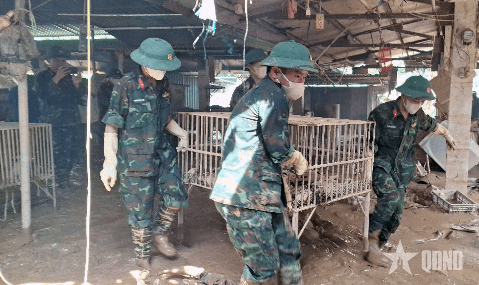 "Bà con yên tâm, bộ đội còn ở lại"