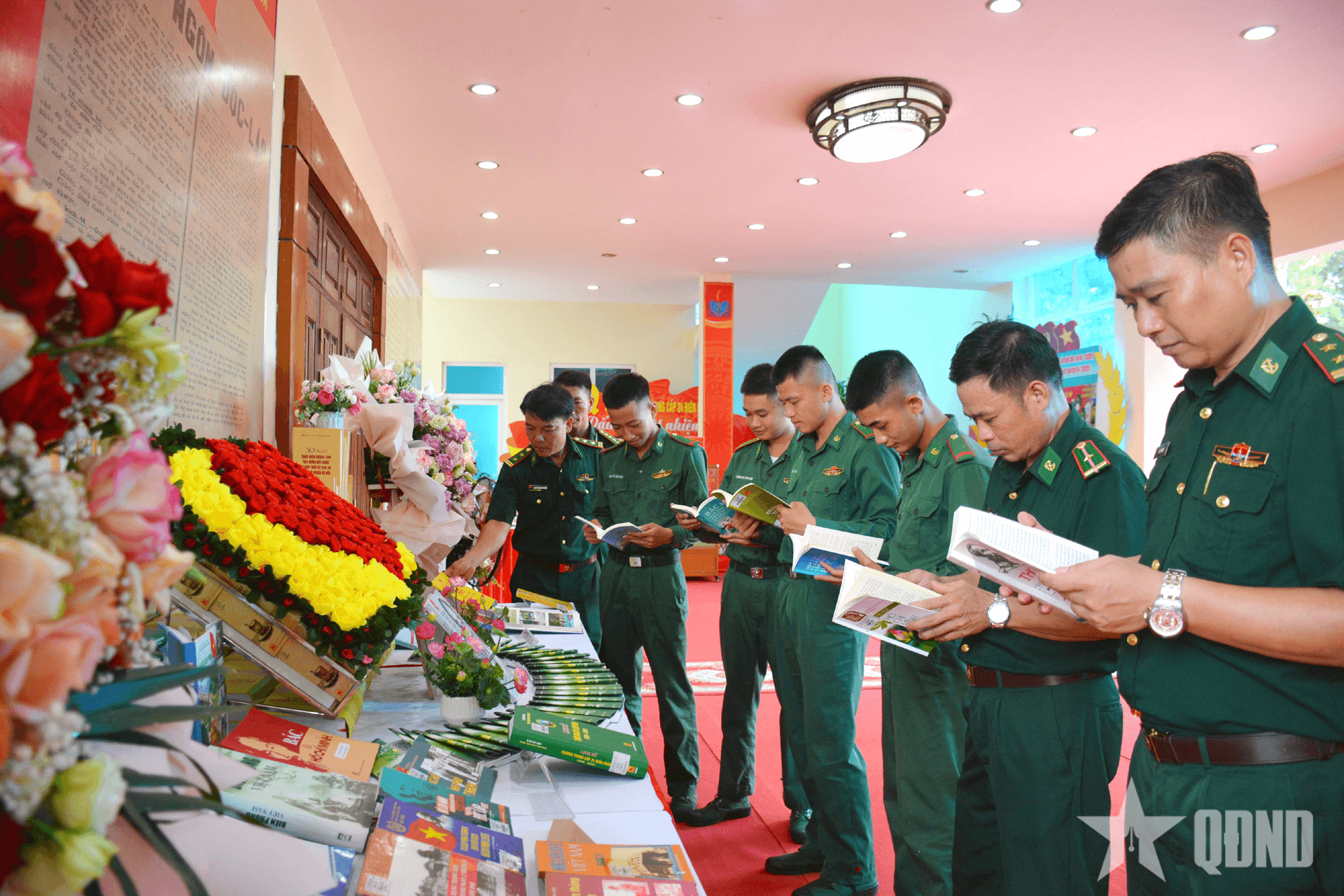 Trưng bày sách, báo và tọa đàm “Phất cao cờ hồng Tháng Tám - bảo vệ bờ cõi biên cương”