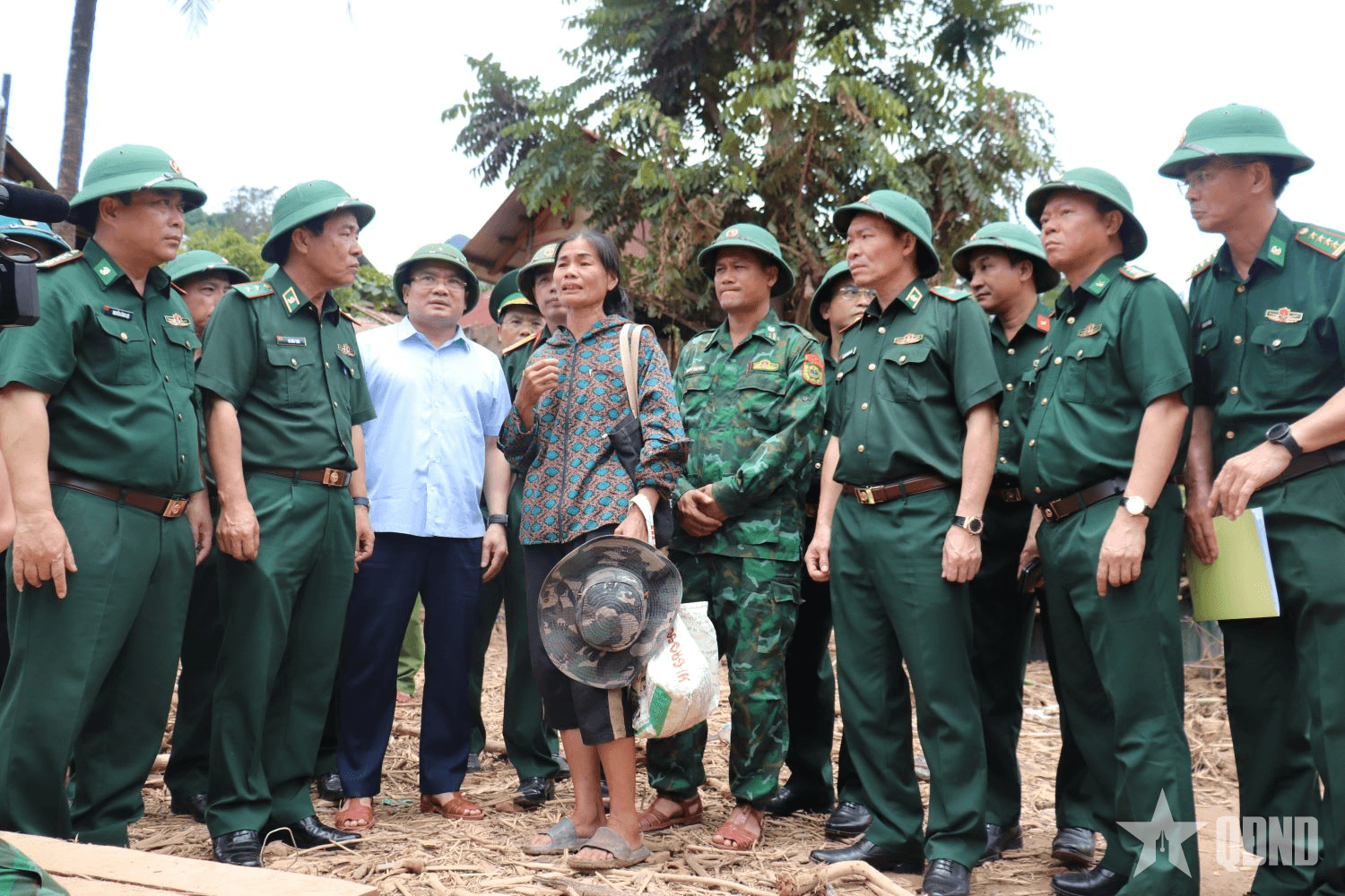 Bộ tư lệnh Bộ đội Biên phòng thăm hỏi, tặng quà quân, dân biên giới bị thiệt hại do mưa lũ