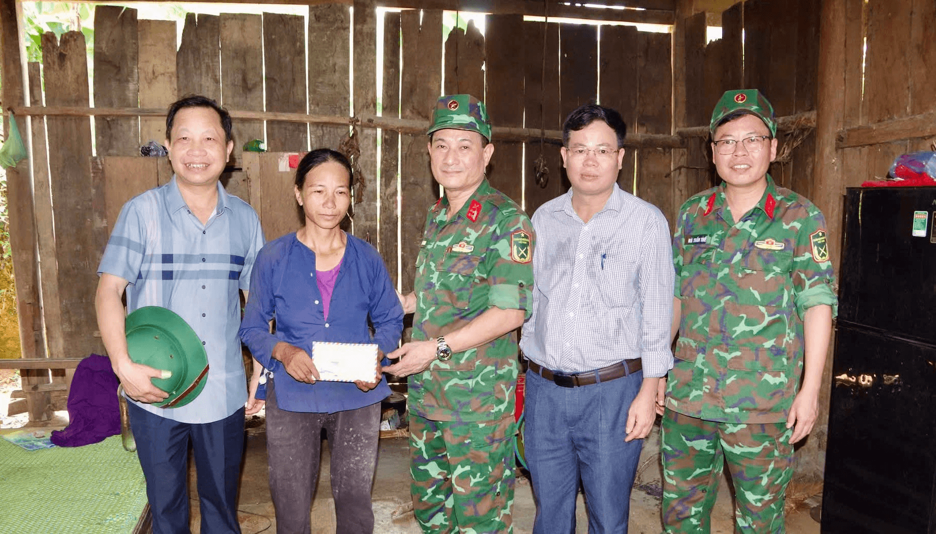 Những ngôi nhà ấm tình quân dân
