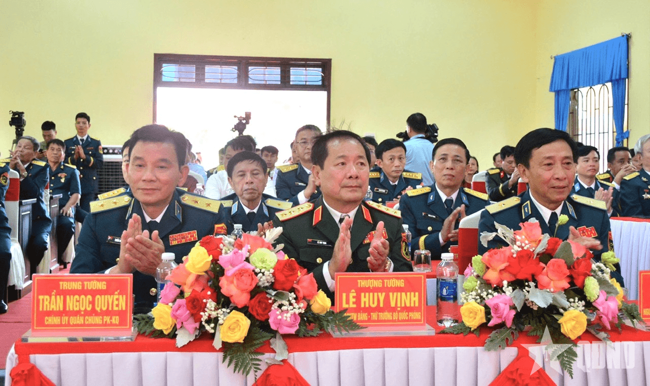 Thượng tướng Lê Huy Vịnh dự Lễ kỷ niệm 60 năm Ngày truyền thống Trung đoàn 282