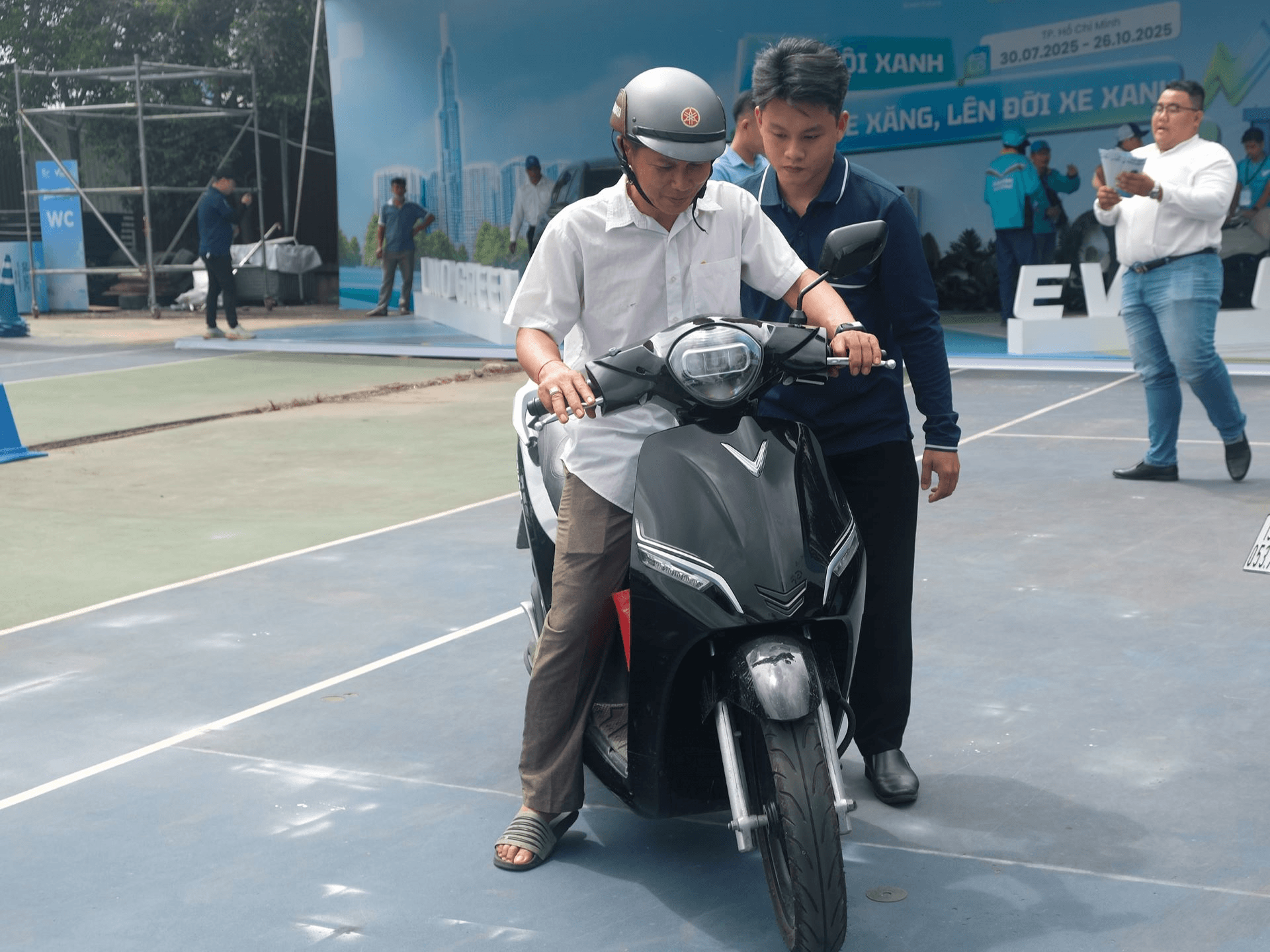 Tài xế hào hứng với Evo Grand giá 21 triệu đồng, sạc miễn phí tới giữa năm 2026, chia sẻ doanh thu tới 90%