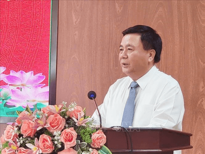Ủy viên Bộ Chính trị Nguyễn Xuân Thắng trao quyết định về công tác cán bộ