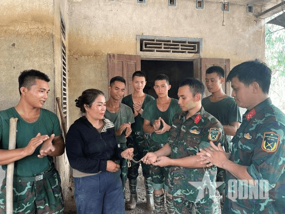 Bộ đội trả lại dây chuyền vàng trị giá hơn 40 triệu đồng cho người dân