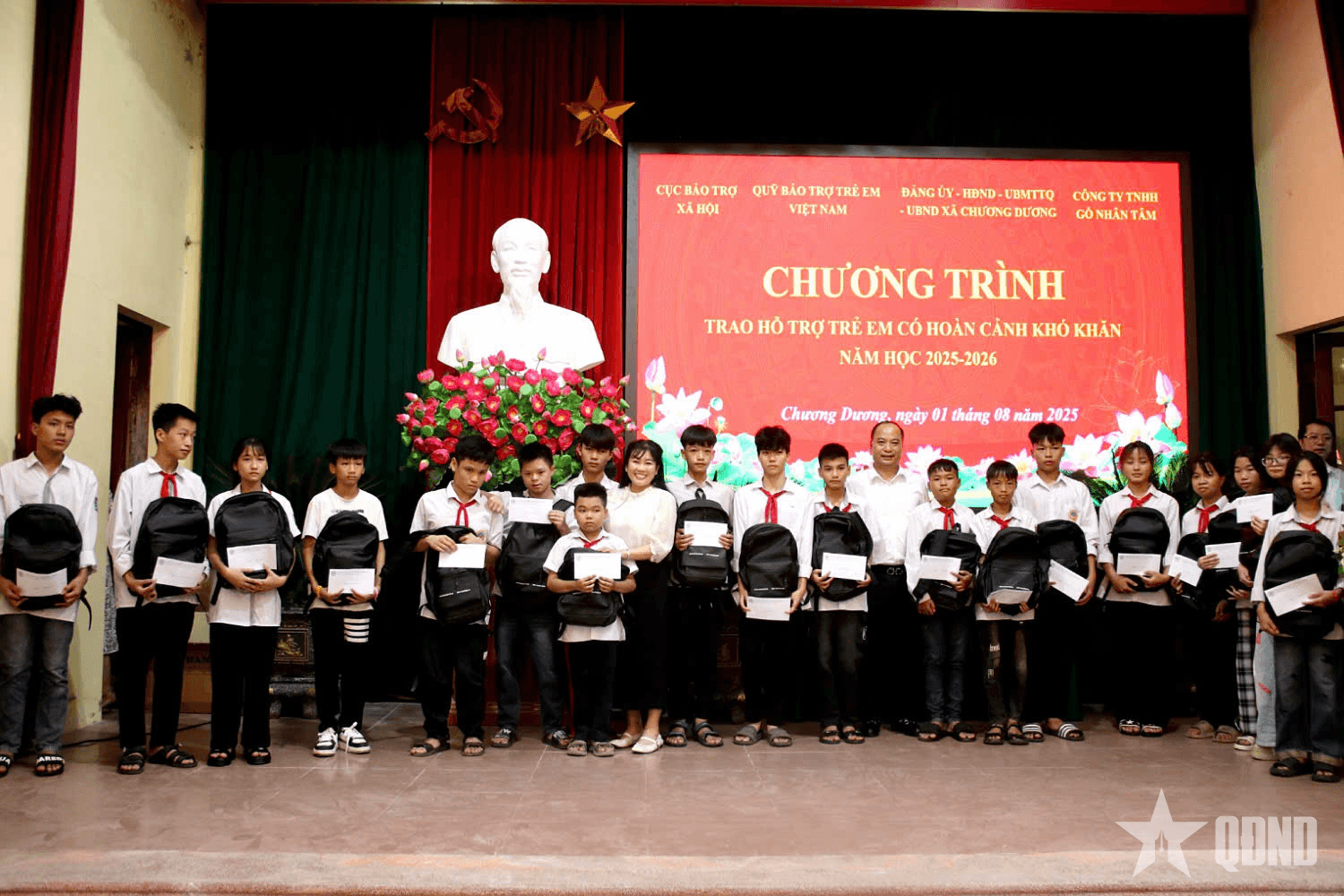 Xã Chương Dương (Hà Nội): Trao quà tặng 100 học sinh hoàn cảnh khó khăn dịp năm học mới