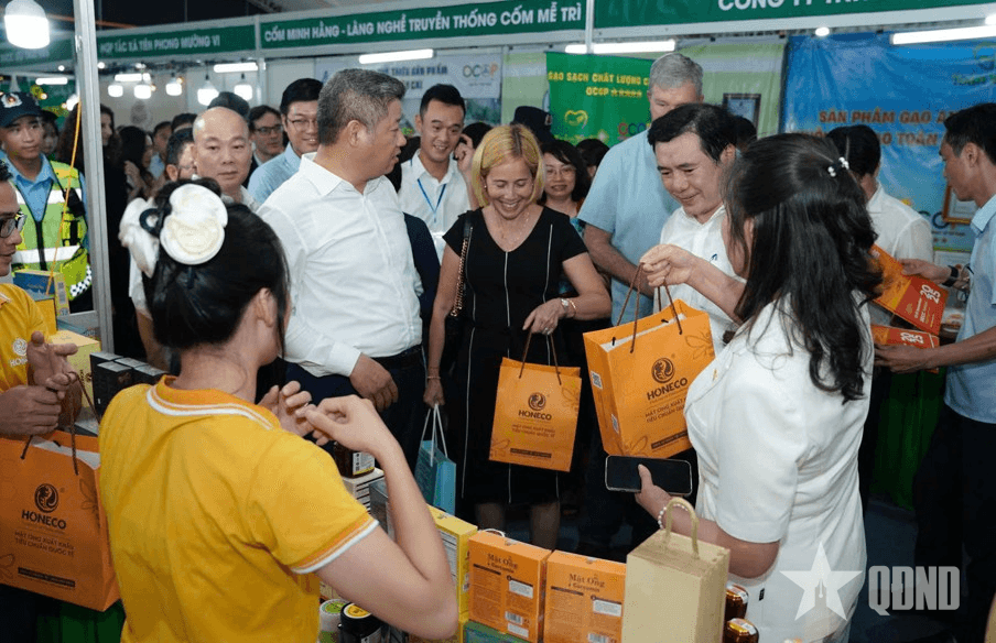 Khai mạc Hội chợ OCOPEX 2025: Khẳng định khát vọng đưa tinh hoa Việt vươn ra thế giới