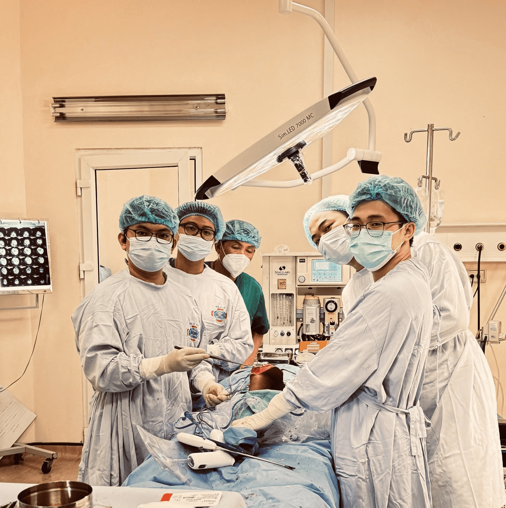 Bệnh viện K: Lần đầu tiên phẫu thuật thay khớp gối bản lề tăng trưởng cho bệnh nhi mắc ung thư xương đùi