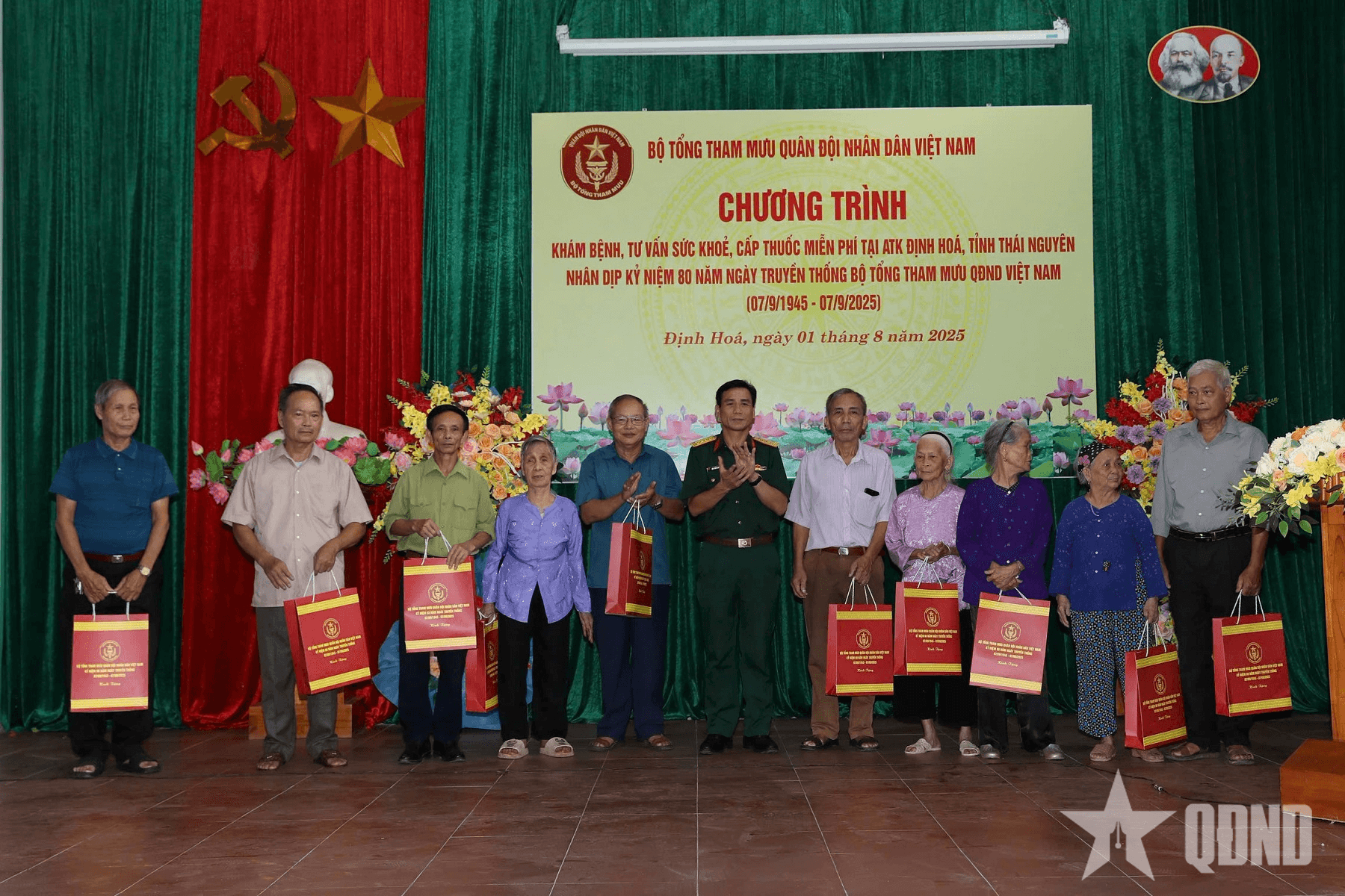 Bộ Tổng Tham mưu: Khám bệnh, cấp thuốc miễn phí, tặng quà gia đình chính sách tại Thái Nguyên