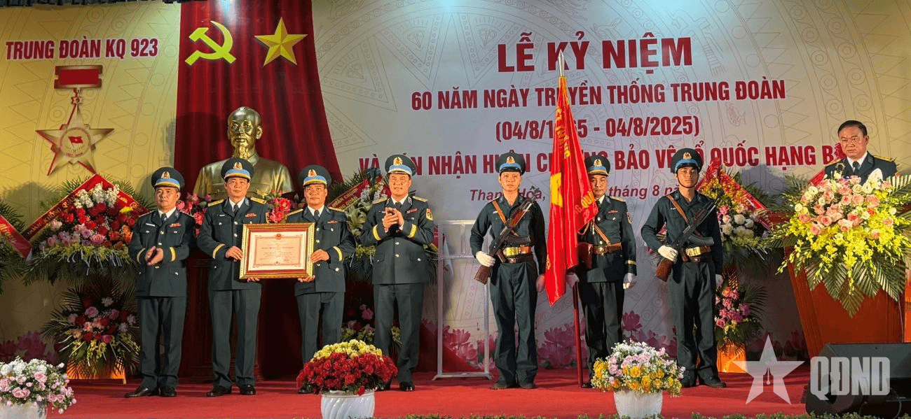 Trung đoàn Không quân 923 đón nhận Huân chương Bảo vệ Tổ quốc hạng Ba